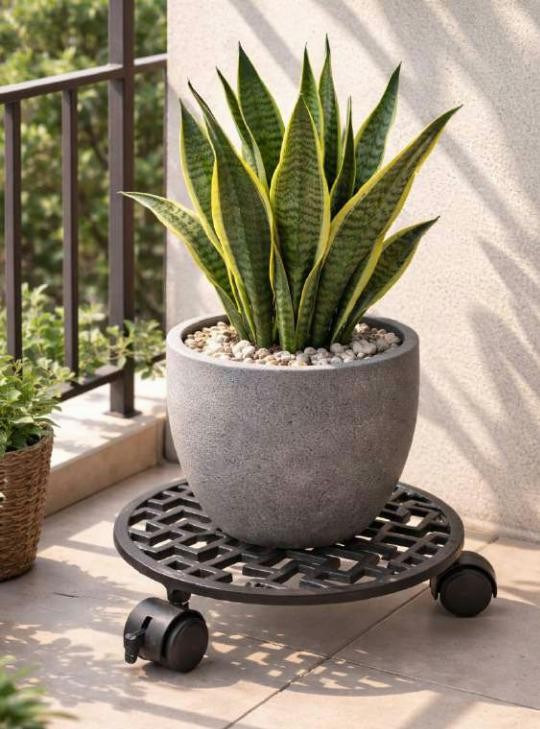 Cast aluminium only plant stand with moving wheel 1711